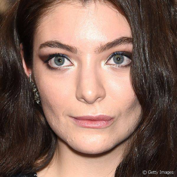 Para o Met Gala 2015, tradicional baile realizado em Nova York, Lorde escolheu uma make com foco nos olhos